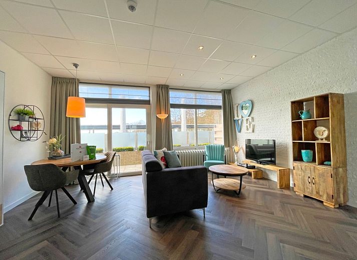 Gemuetliches Wohnzimmer im Appartement Bos en Duin 02, De Dennen, Texel mit moderner Einrichtung und viel Licht.
