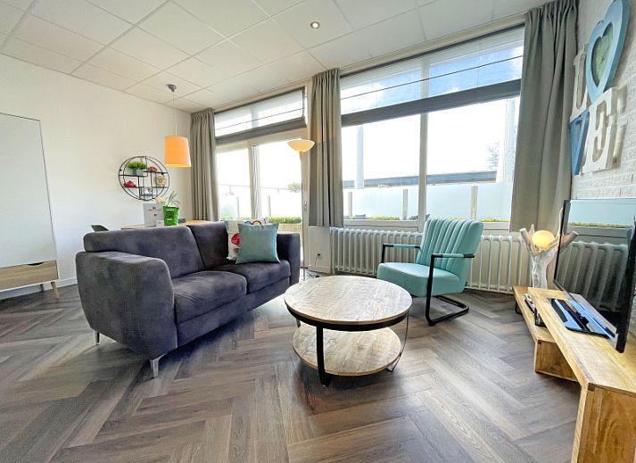 Gemuetliches Wohnzimmer im Appartement Bos en Duin 02, De Dennen, Texel mit moderner Einrichtung und viel Licht.