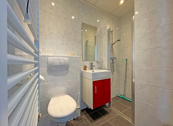 Stilvolle Sitzecke im Apartment Bos en Duin 02, De Dennen, Texel mit bequemem Sofa und dekorativen Elementen.