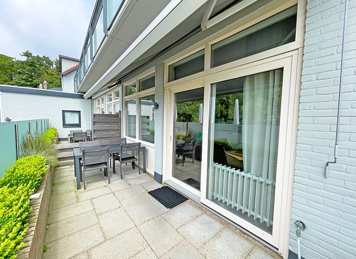 Stilvolle Sitzecke im Apartment Bos en Duin 02, De Dennen, Texel mit bequemem Sofa und dekorativen Elementen.