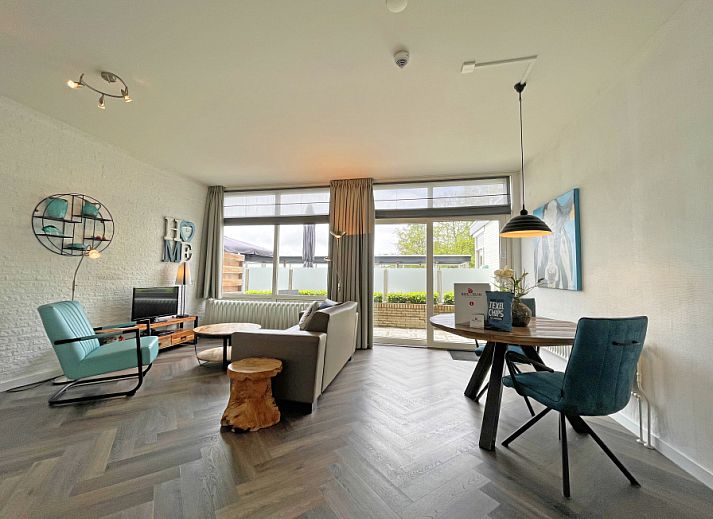 Stilvolles Wohnzimmer im Appartement Bos en Duin 03, De Dennen, Texel mit moderner Einrichtung und viel natuerlichem Licht.