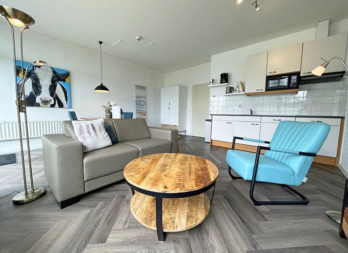 Stilvolles Wohnzimmer im Appartement Bos en Duin 03, De Dennen, Texel mit moderner Einrichtung und viel natuerlichem Licht.