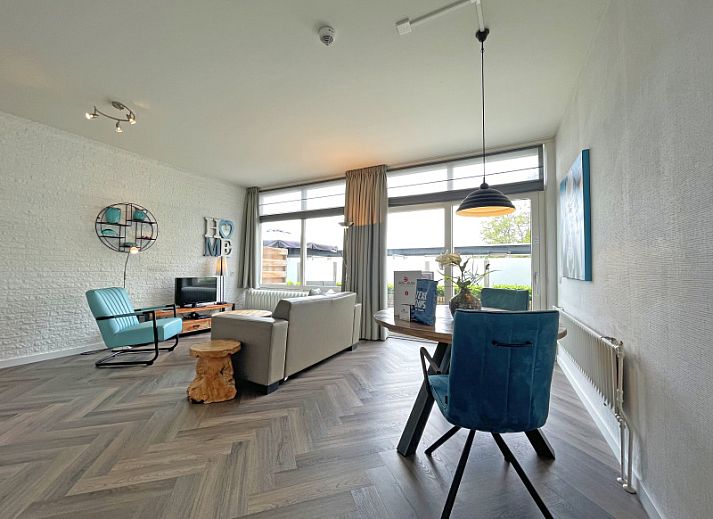 Stilvolles Wohnzimmer im Appartement Bos en Duin 03, De Dennen, Texel mit moderner Einrichtung und viel natuerlichem Licht.