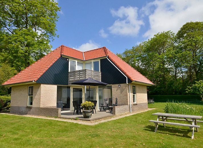 Ferienhaus Roodborstje in De Dennen, Texel mit grosser Terrasse und gruener Umgebung.