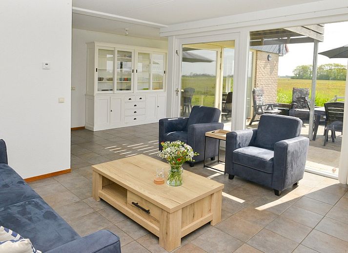 Ferienhaus Roodborstje in De Dennen, Texel mit grosser Terrasse und gruener Umgebung.