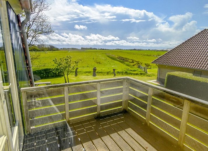 Helles Wohnzimmer des Ferienhauses Roodborstje in De Dennen, Texel mit Blick auf die Terrasse.