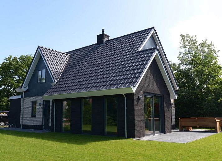 Der Bungalowpark 't Hoogelandt - De Zandkes in De Dennen, Texel, bietet ein modernes Ferienhaus mit einer Sonnenterrasse und gruener Umgebung.
