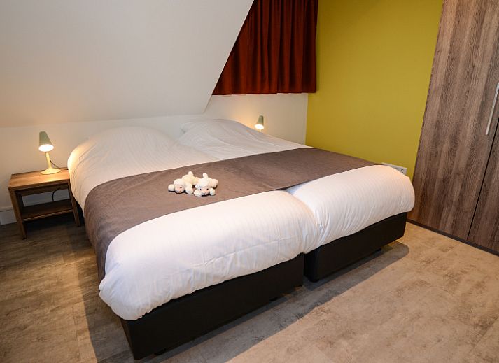 Der Bungalowpark 't Hoogelandt - De Zandkes in De Dennen, Texel, bietet ein modernes Ferienhaus mit einer Sonnenterrasse und gruener Umgebung.