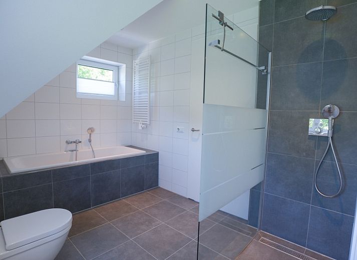 Ferienhaus im Bungalowpark 't Hoogelandt - De Zandkes, De Dennen, Texel mit schoener Architektur und grossem Garten.