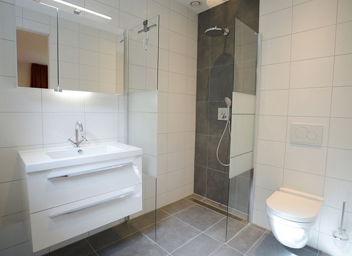 Ferienhaus im Bungalowpark 't Hoogelandt - De Zandkes, De Dennen, Texel mit schoener Architektur und grossem Garten.