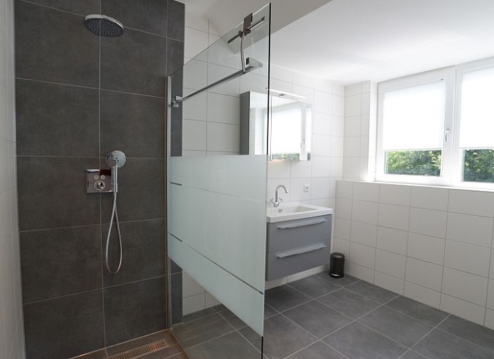 Ferienhaus im Bungalowpark 't Hoogelandt - De Zandkes, De Dennen, Texel mit schoener Architektur und grossem Garten.