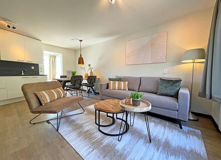 Stijlvolle woonkamer in Appartement Bos en Duin 09, De Dennen, Texel, met moderne inrichting en veel natuurlijk licht.