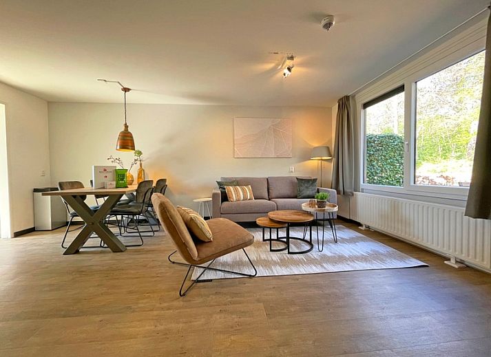 Stijlvolle woonkamer in Appartement Bos en Duin 09, De Dennen, Texel, met moderne inrichting en veel natuurlijk licht.