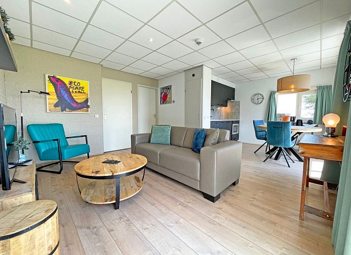 Gemuetliches, modern eingerichtetes Wohnzimmer des Appartements Bos en Duin 16 in De Dennen Texel.