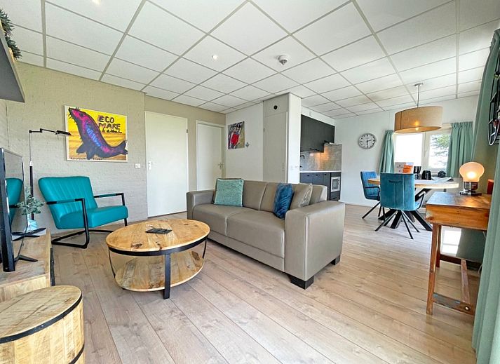 Gemuetliches, modern eingerichtetes Wohnzimmer des Appartements Bos en Duin 16 in De Dennen Texel.