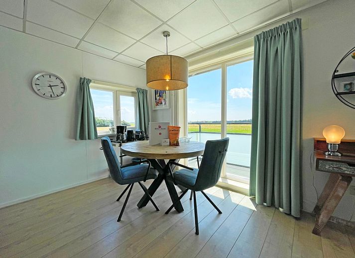 Gemuetliches, modern eingerichtetes Wohnzimmer des Appartements Bos en Duin 16 in De Dennen Texel.
