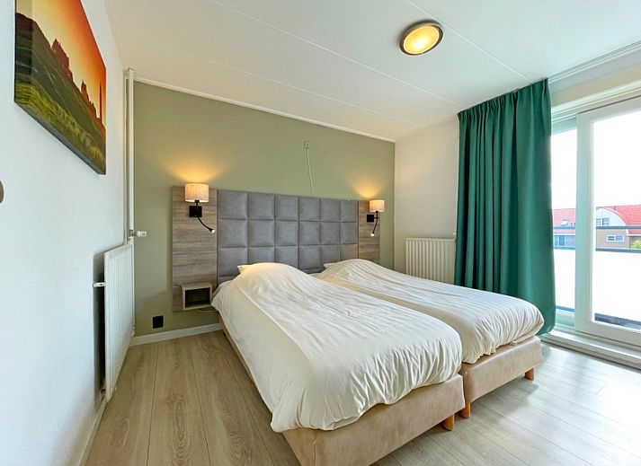 Helles Wohnzimmer der Ferienwohnung Bos en Duin 16 in De Dennen Texel mit gemuetlicher Sitzecke.