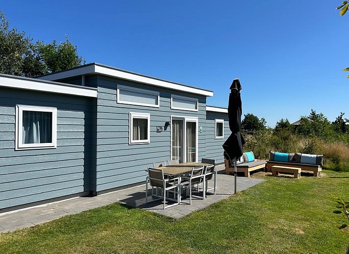 Geniet van de zon op het terras van Chalet Julie, Vakantiepark de Bremakker in De Dennen, Texel, een prachtig vakantiehuis op de Waddeneilanden.