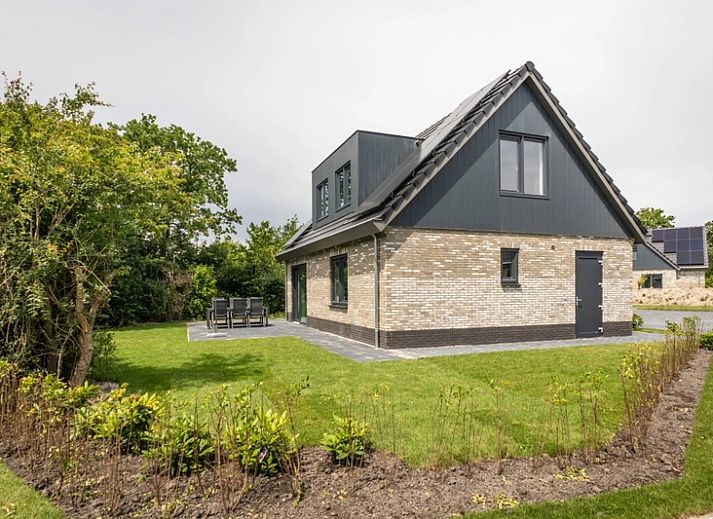 Moderne villa met terras bij Vakantiepark De Koorn-aar, De Dennen, Texel, ideaal voor ontspanning.