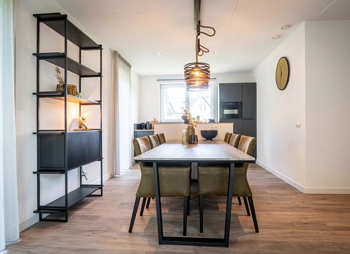 Moderne villa met terras bij Vakantiepark De Koorn-aar, De Dennen, Texel, ideaal voor ontspanning.