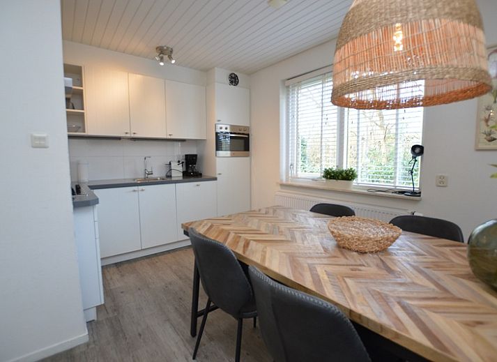 Cozy living room in vacation home Gerritslanderdijkje 146 - Salty Dog, De Dennen, Texel with comfortable sofa.