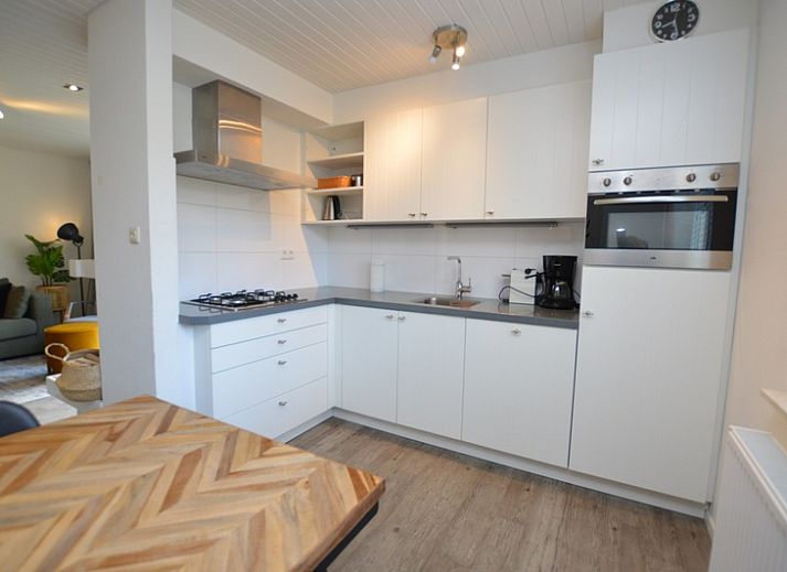 Cozy living room in vacation home Gerritslanderdijkje 146 - Salty Dog, De Dennen, Texel with comfortable sofa.