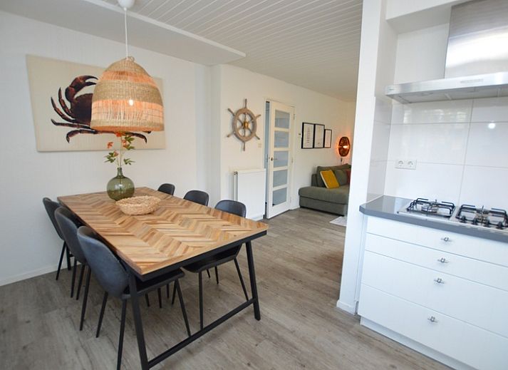 Cozy living room in vacation home Gerritslanderdijkje 146 - Salty Dog, De Dennen, Texel with comfortable sofa.