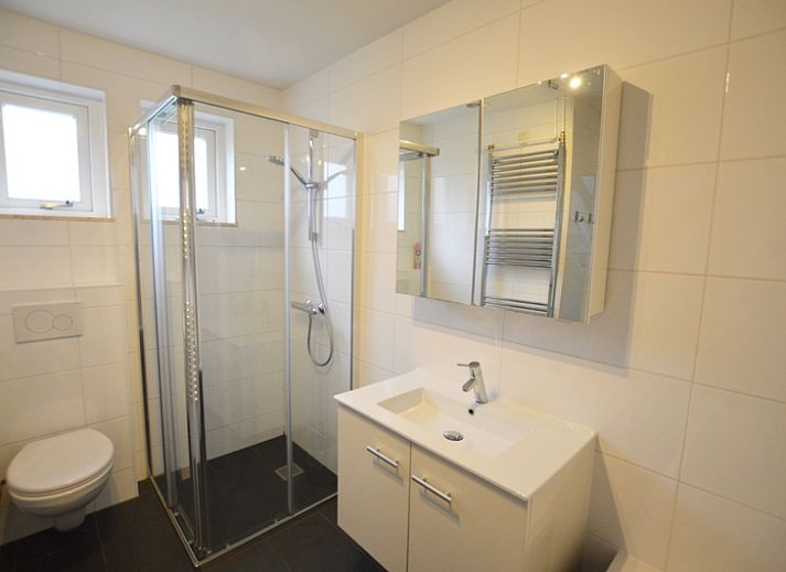 Cozy living room in vacation home Gerritslanderdijkje 146 - Salty Dog, De Dennen, Texel with comfortable sofa.