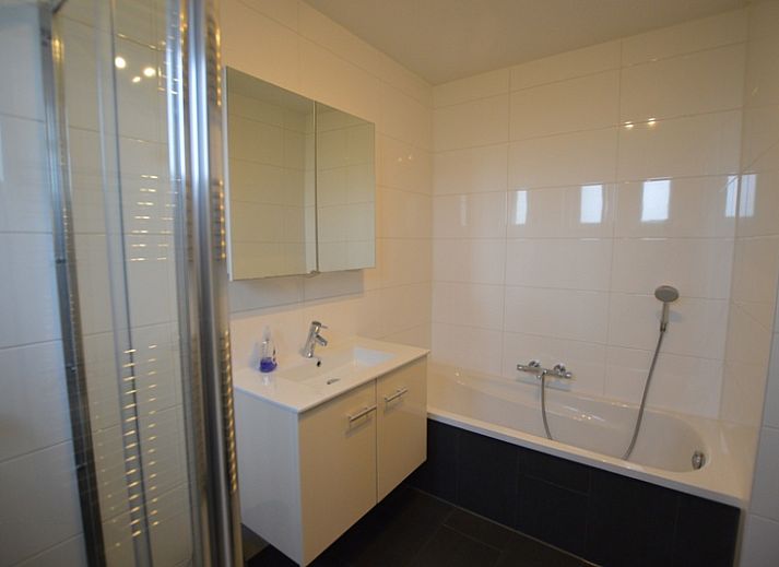 Cozy living room in vacation home Gerritslanderdijkje 146 - Salty Dog, De Dennen, Texel with comfortable sofa.