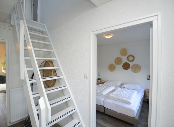 Stylish sitting area in vacation home Gerritslanderdijkje 146 - Salty Dog, De Dennen, Texel with colorful cushions.
