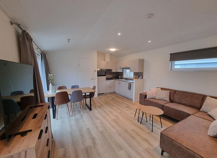 Gezellige woonkamer in Vakantiepark de Bremakker, Weideveld 75, Texel met moderne keuken en comfortabele zithoek.