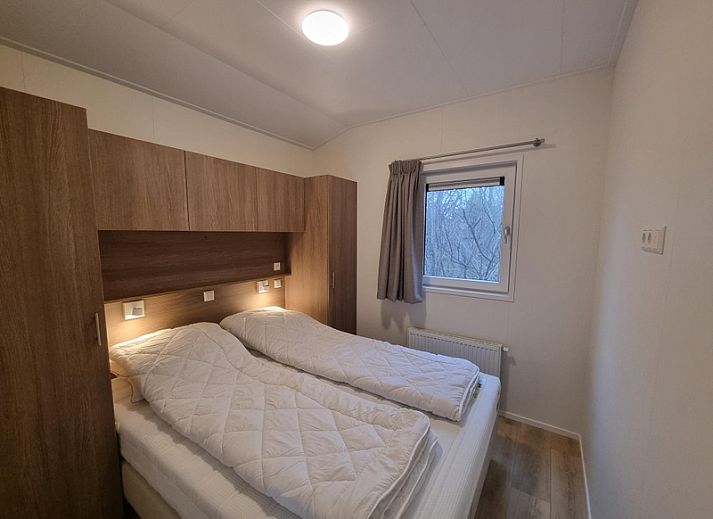 Gezellige woonkamer in Vakantiepark de Bremakker, Weideveld 75, Texel met moderne keuken en comfortabele zithoek.