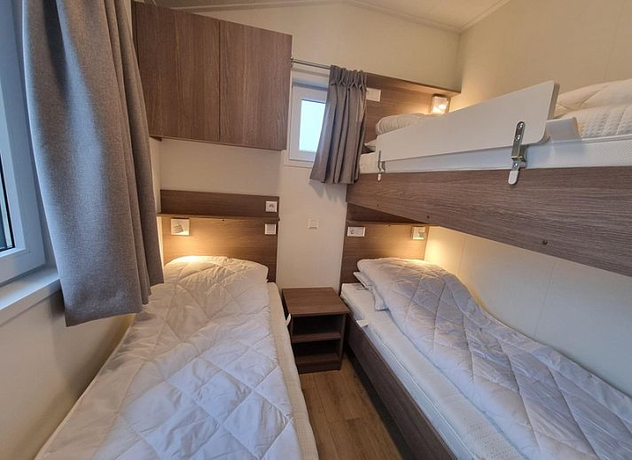 Stijlvolle binnenruimte van Vakantiehuis de Bremakker in De Dennen, Texel met eetgedeelte en uitzicht op de natuur.