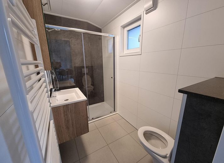 Stijlvolle binnenruimte van Vakantiehuis de Bremakker in De Dennen, Texel met eetgedeelte en uitzicht op de natuur.