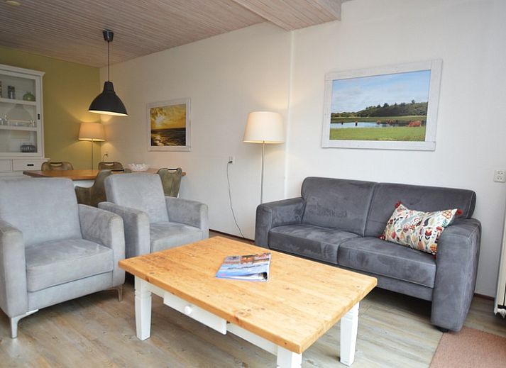 Vakantiehuis Roos in De Dennen, Texel met zonnig terras en groene tuin.