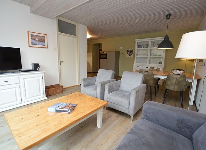 Vakantiehuis Roos in De Dennen, Texel met zonnig terras en groene tuin.