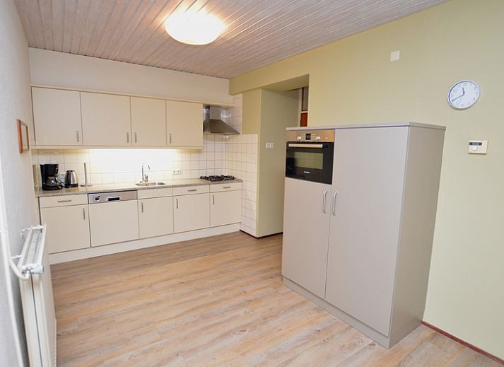 Lichte woonkamer in vakantiehuis Roos, De Dennen, Texel met uitzicht op tuin.