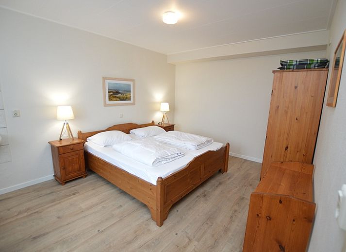 Gezellige zithoek in vakantiehuis Roos, De Dennen, Texel met comfortabele banken.