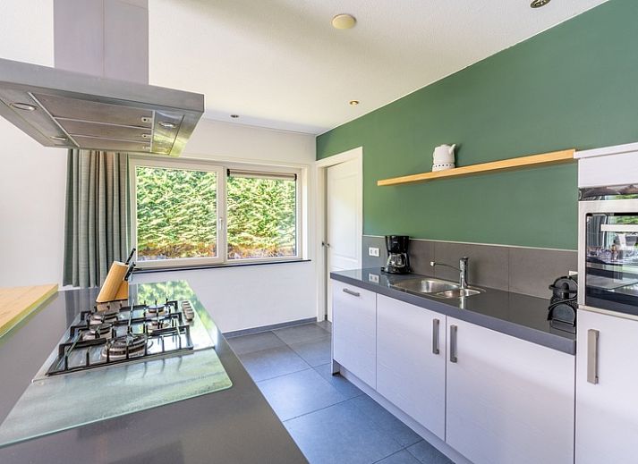 Geraeumiges Wohnzimmer im Bungalowpark 't Hoogelandt - Villa 126 mit Whirlpool und Sauna, De Dennen, Texel. Komfortable Einrichtung mit modernen Annehmlichkeiten.