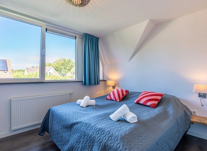 Geraeumiges Wohnzimmer im Bungalowpark 't Hoogelandt - Villa 126 mit Whirlpool und Sauna, De Dennen, Texel. Komfortable Einrichtung mit modernen Annehmlichkeiten.