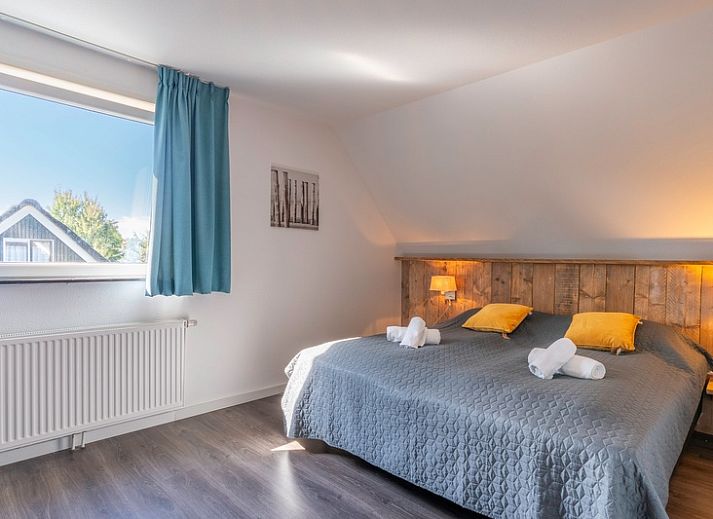 Geraeumiges Wohnzimmer im Bungalowpark 't Hoogelandt - Villa 126 mit Whirlpool und Sauna, De Dennen, Texel. Komfortable Einrichtung mit modernen Annehmlichkeiten.