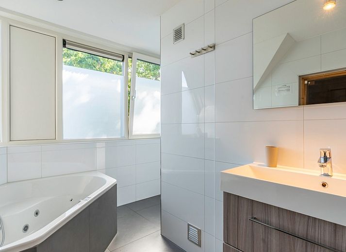 Geraeumiges Wohnzimmer im Bungalowpark 't Hoogelandt - Villa 126 mit Whirlpool und Sauna, De Dennen, Texel. Komfortable Einrichtung mit modernen Annehmlichkeiten.