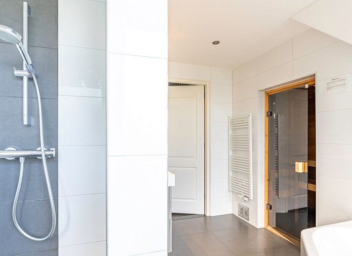 Geraeumiges Wohnzimmer im Bungalowpark 't Hoogelandt - Villa 126 mit Whirlpool und Sauna, De Dennen, Texel. Komfortable Einrichtung mit modernen Annehmlichkeiten.