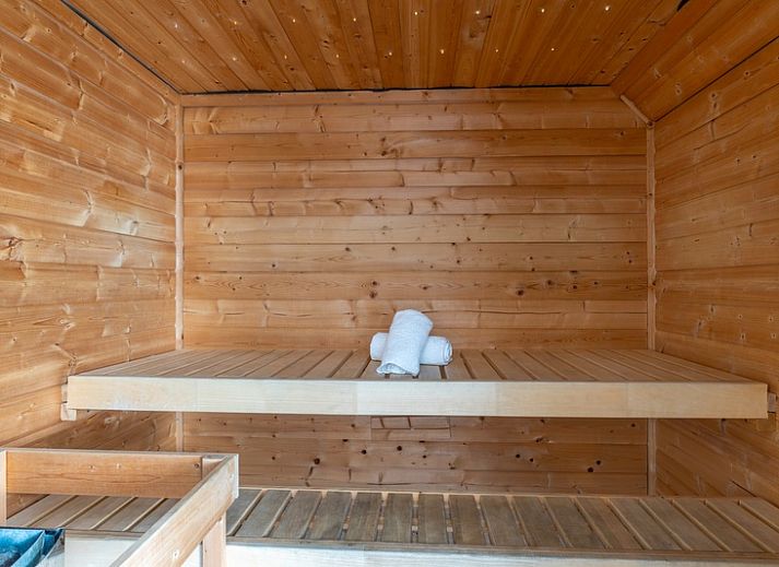 Gemuetlicher offener Wohnbereich im Bungalowpark 't Hoogelandt - Villa 126 mit Whirlpool und Sauna, De Dennen, Texel. Ideal fuer Familienzusammenkuenfte.