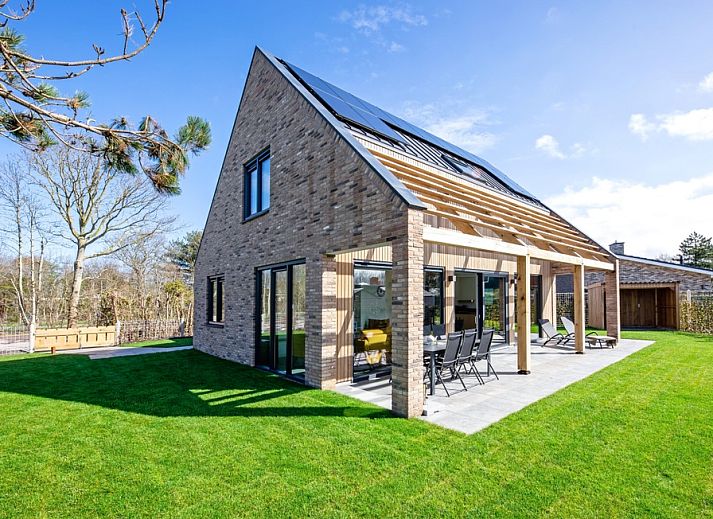 Der Bungalowpark 't Luwe Land in De Dennen, Texel, bietet ein modernes Ferienhaus mit einer sonnigen Terrasse und gruener Umgebung.