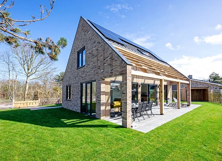 Der Bungalowpark 't Luwe Land in De Dennen, Texel, bietet ein modernes Ferienhaus mit einer sonnigen Terrasse und gruener Umgebung.