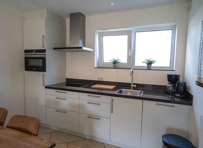 Gemuetliches Wohnzimmer im Ferienhaus 't Hoogelandt 134A, De Dennen, Texel mit bequemer Sitzecke.