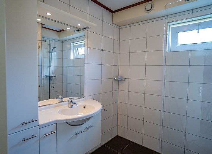 Gemuetliches Wohnzimmer im Ferienhaus 't Hoogelandt 134A, De Dennen, Texel mit bequemer Sitzecke.