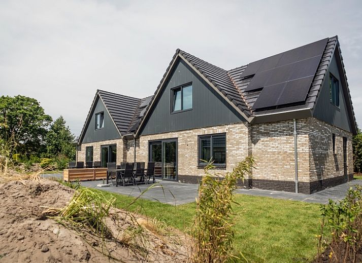 Buitenzijde van Vakantiepark De Koorn-aar Groepsvilla in De Dennen, Texel met moderne architectuur.