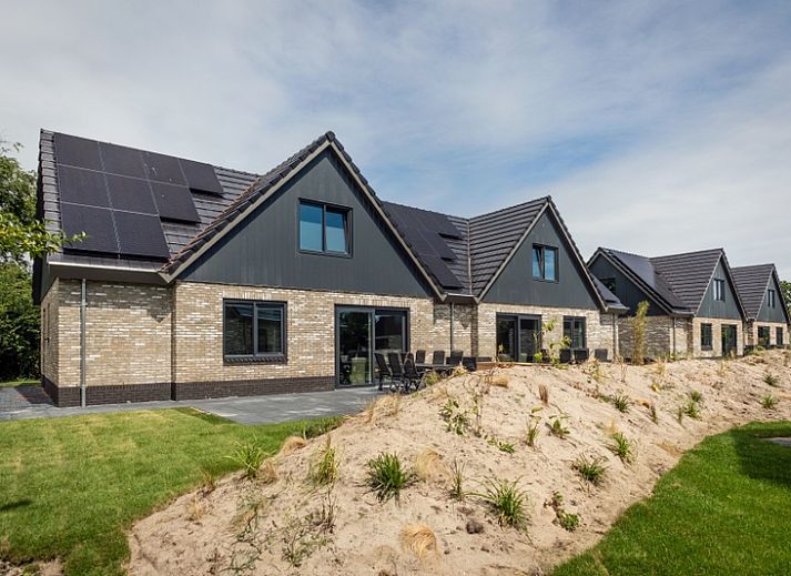 Buitenzijde van Vakantiepark De Koorn-aar Groepsvilla in De Dennen, Texel met moderne architectuur.